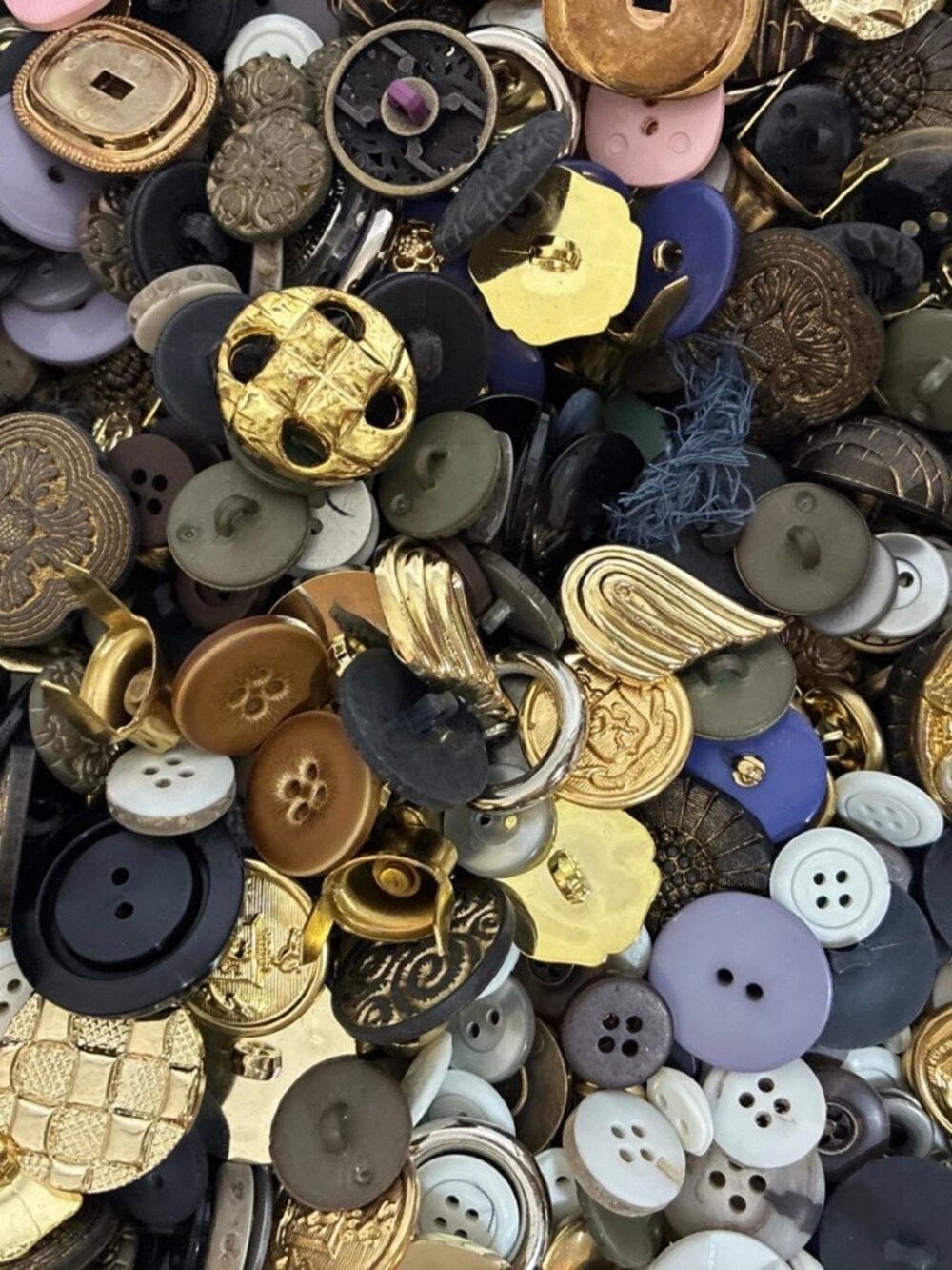 9.5 lbs of Mixed Buttons - for Therapy, Fun and Crafts - Picture 7 of 16
